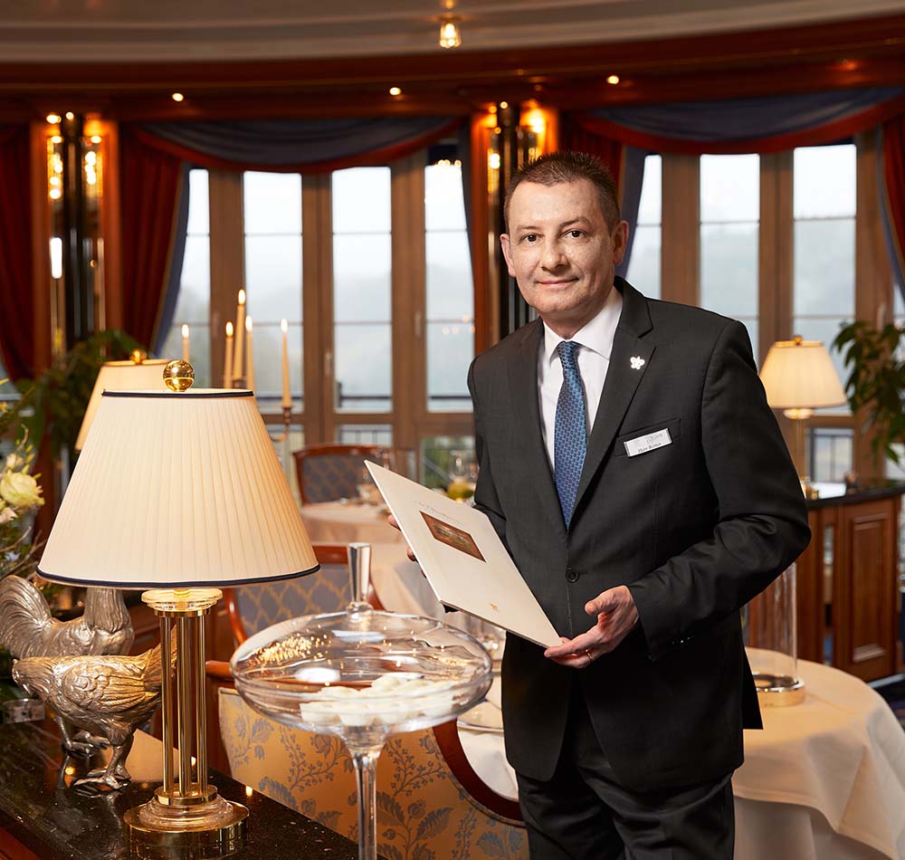 Bester Service Falstaff Restaurantguide 2023 - Francois Ritter_Schwarzwald Resort Dollenberg 5 Sterne Superior